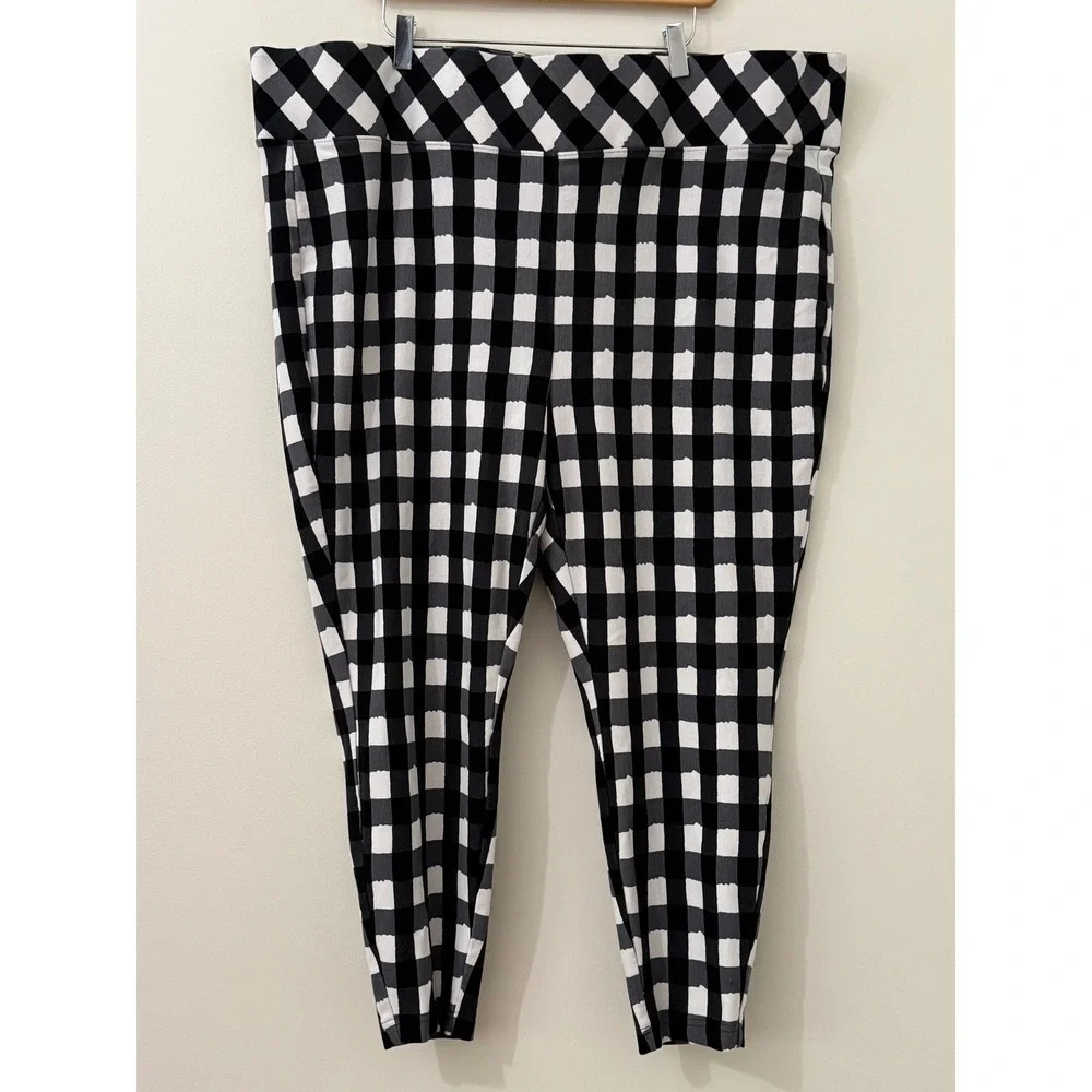 Torrid Betsey Johnson Buffalo Plaid Pull-On Crop Pants Size 5 Plus Black White